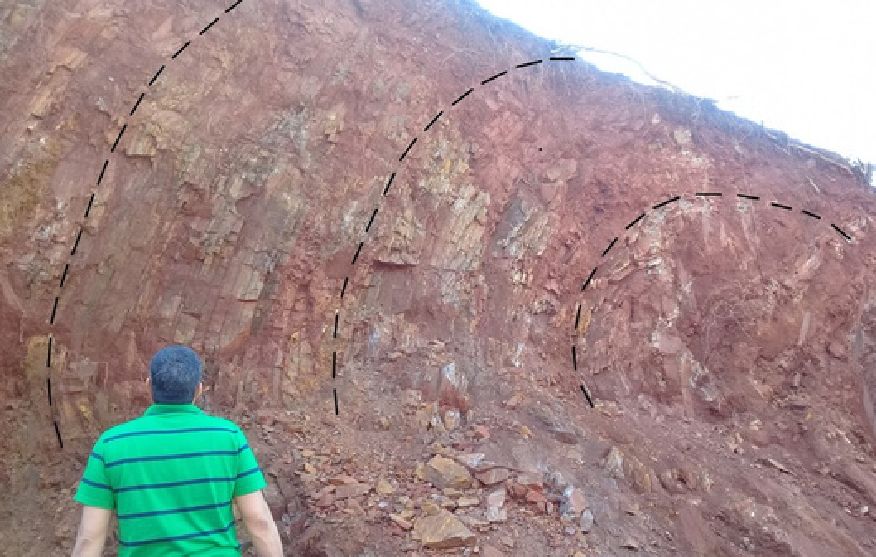 Talude com dobras marcadas por linhas tracejadas