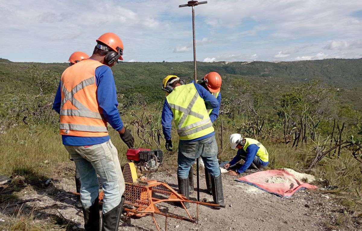 Equipe com EPIs operando sonda portátil