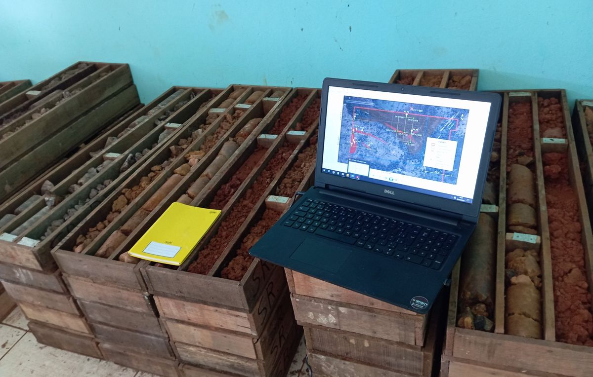 Caixas de testemunho com notebook para descrição